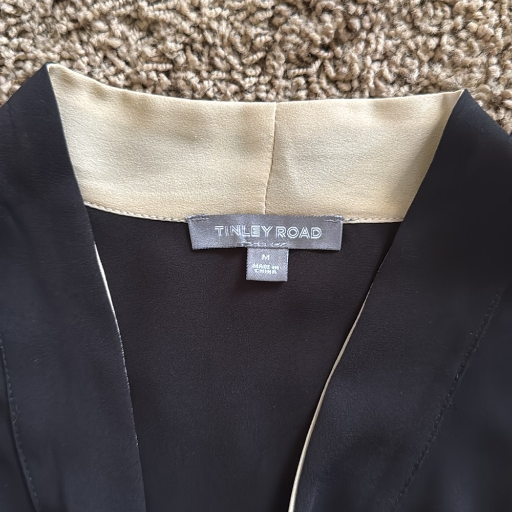 TINLEY ROAD Women’s- Sz M- Elegant Black & Tan Top w/Plunge V-Neck & Long Ties - Picture 2 of 10